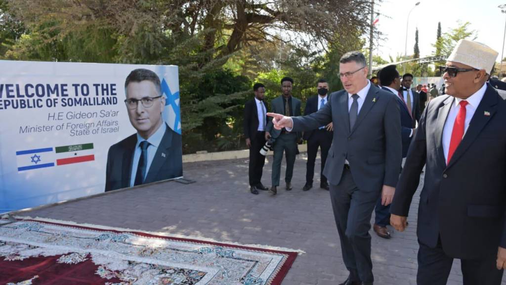 HANDOUT - Israels Außenminister Gideon Saar (2.v.r) trifft den Präsidenten der Region Somaliland, Abdirahman Mohamed Abdullahi. Foto: Schlomi Amsalem/GPO/dpa - ACHTUNG: Nur zur redaktionellen Verwendung im Zusammenhang mit der aktuellen Berichterstattung und nur mit vollständiger Nennung des vorstehenden Credits
