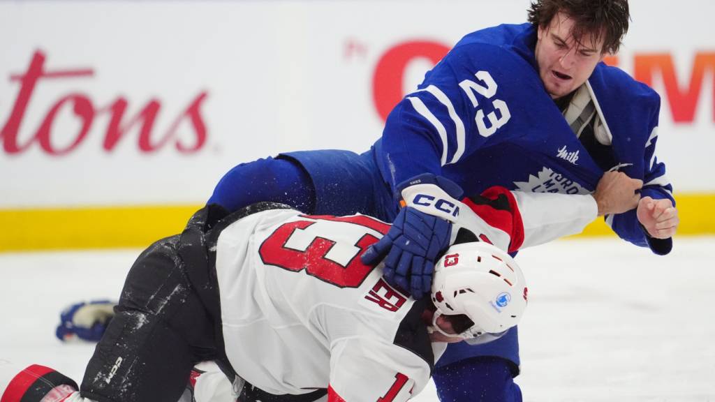 Nico Hischier muss gegen die Toronto Maple Leafs doppelt einstecken