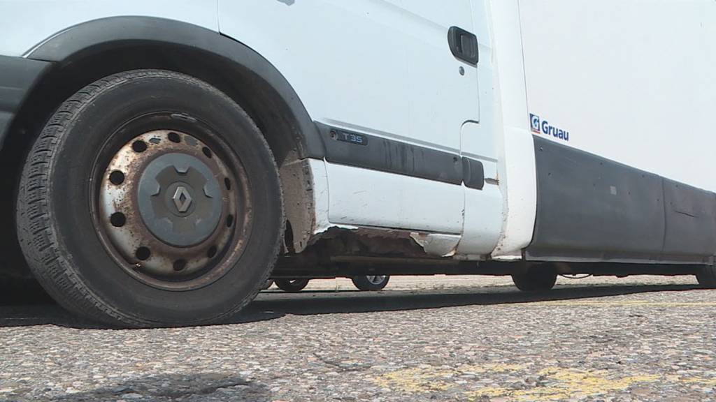 Verrostet: Die Kapo Solothurn holt einen kaputten Lieferwagen aus dem Verkehr