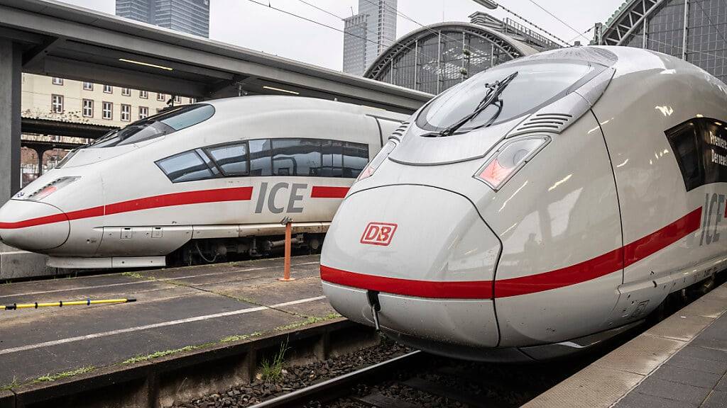 Der Tarifkonflikt der Deutschen Bahn mit der Lokführergewerkschaft GDL eskaliert weiter: Die Mehrheit der Gewerkschaftsmitglieder hat sich für unbefristete Streiks ausgesprochen. (Archivbild)
