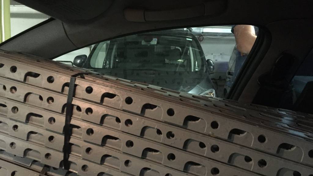Ein mit Metall überfülltes Auto wurde von der Polizei gestoppt. ©kapsg