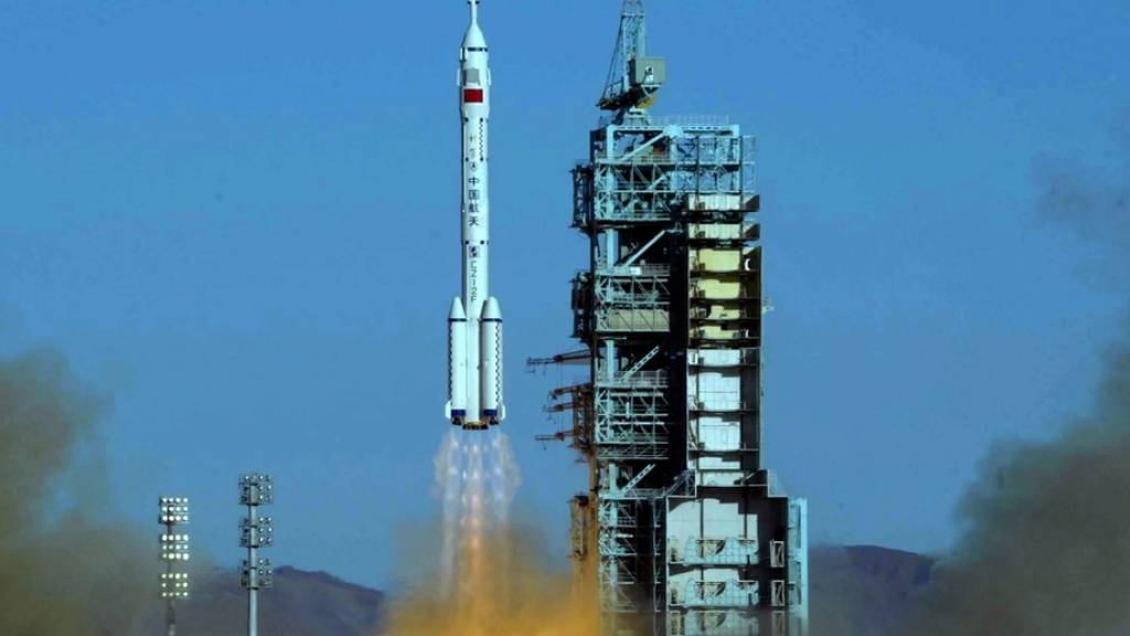 Eine Trägerrakete vom Typ Langer Marsch 2F (hier beim ersten bemannten Start 2003) soll heute Nachmittag zwei Astronauten und eine Astronautin für sechs Monate ins All bringen - ein Rekord für China (Archivbild)