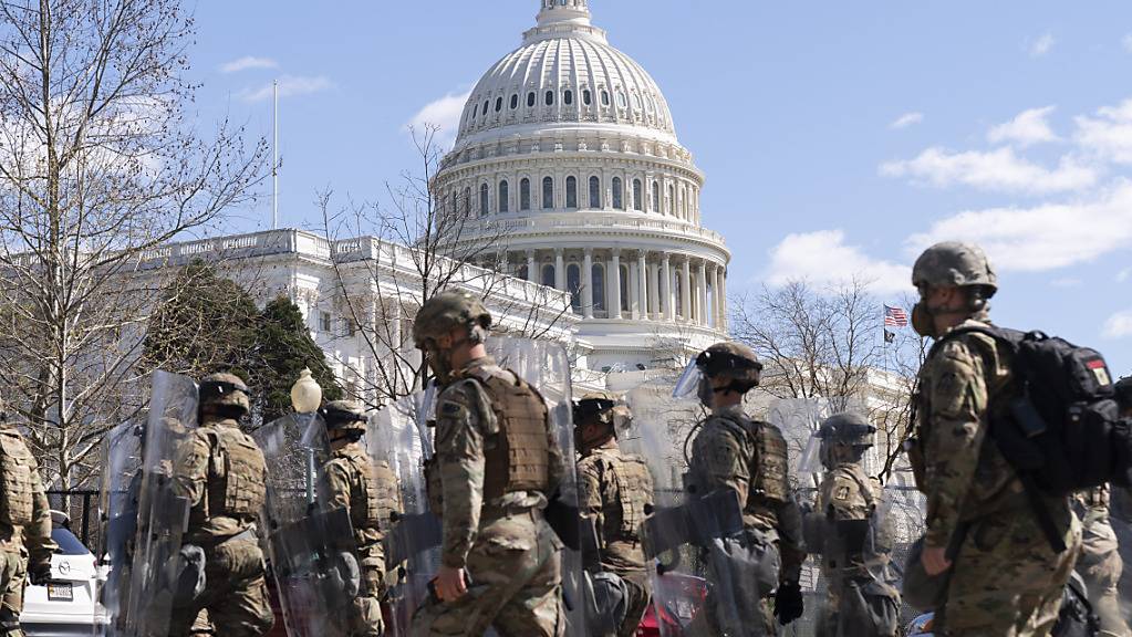 Soldaten der Nationalgarde verlassen das Gelände des Kapitols. Foto: Jacquelyn Martin/AP/dpa