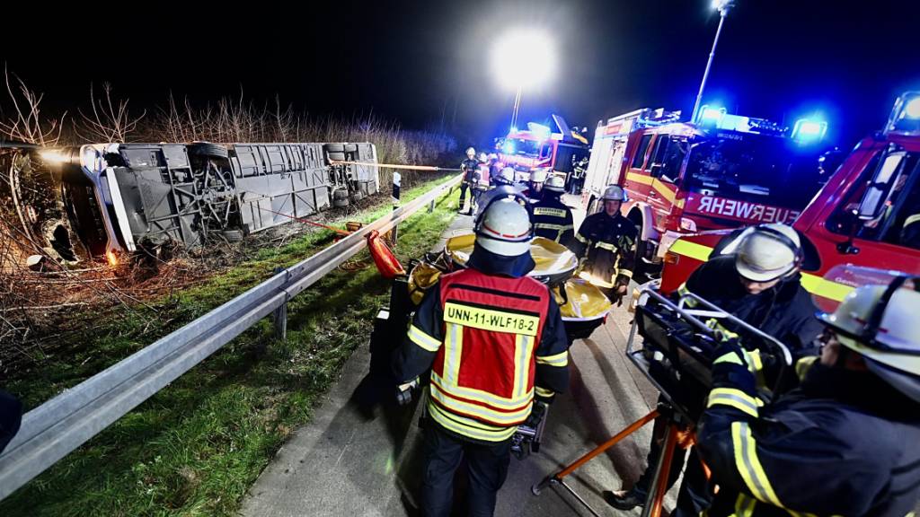 dpatopbilder - Einsatzkräfte der Feuerwehr an der Unfallstelle. Foto: Daniel Schröder/dpa