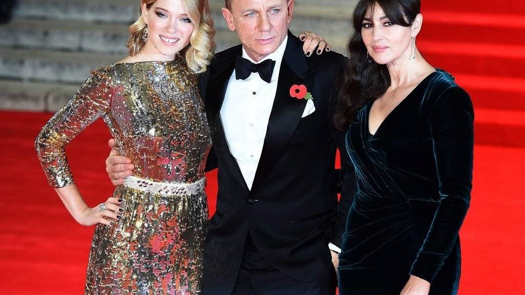 Daniel Craig posiert in London anlässlich der Weltpremiere von «Spectre» mit Lea Seydoux (l) und Monica Bellucci (r).