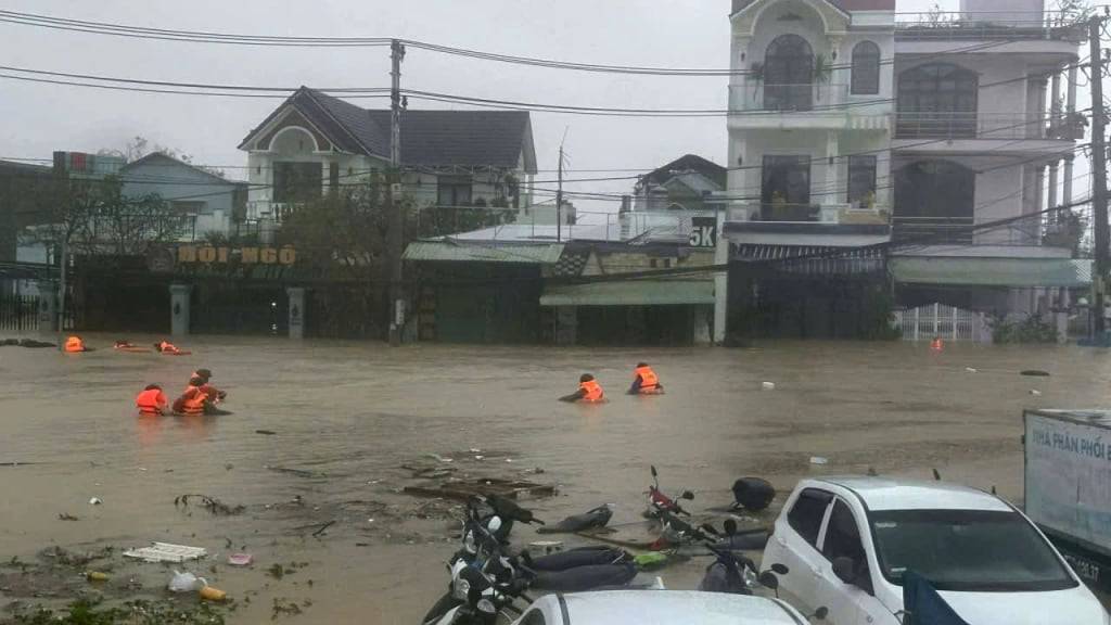 Starkregen und Erdrutsche haben in den letzten Tagen in Vietnam für Überschwemmungen gesorgt. Das Wasser setzte die Stadt Quy Nhon teilweise mehr als zwei Meter unter Wasser. Foto: Tran Van Thong/dpa