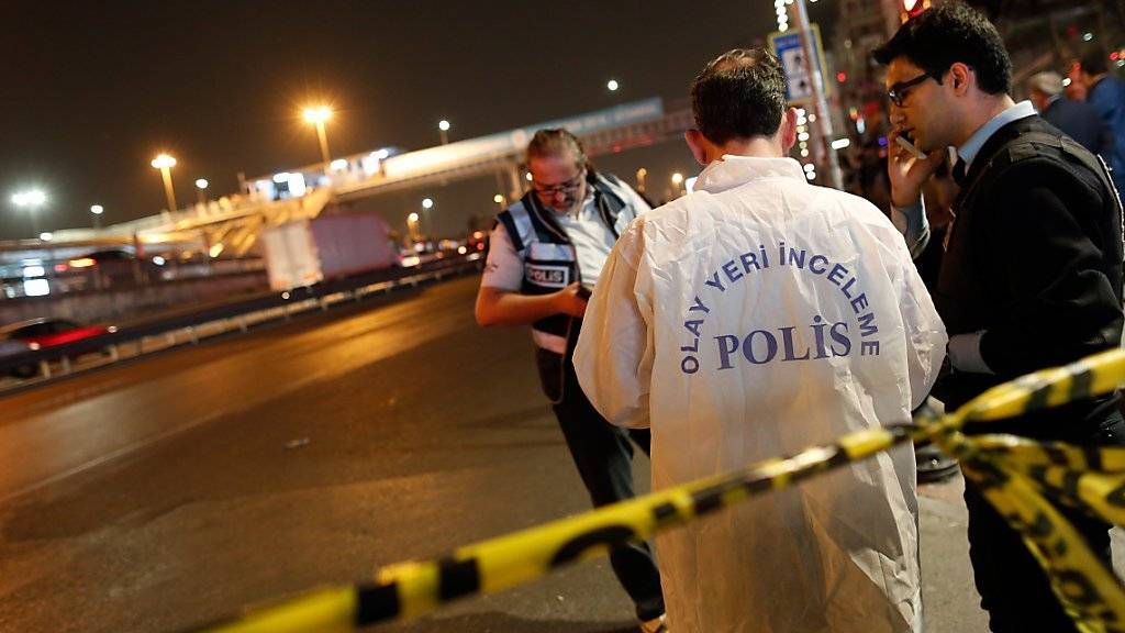 Ermittler der Polizei in der Nähe des Explosionsorts in Istanbul. Drei Menschen wurden verletzt. Über die Hintergründe der Explosion ist vorerst nichts bekannt.