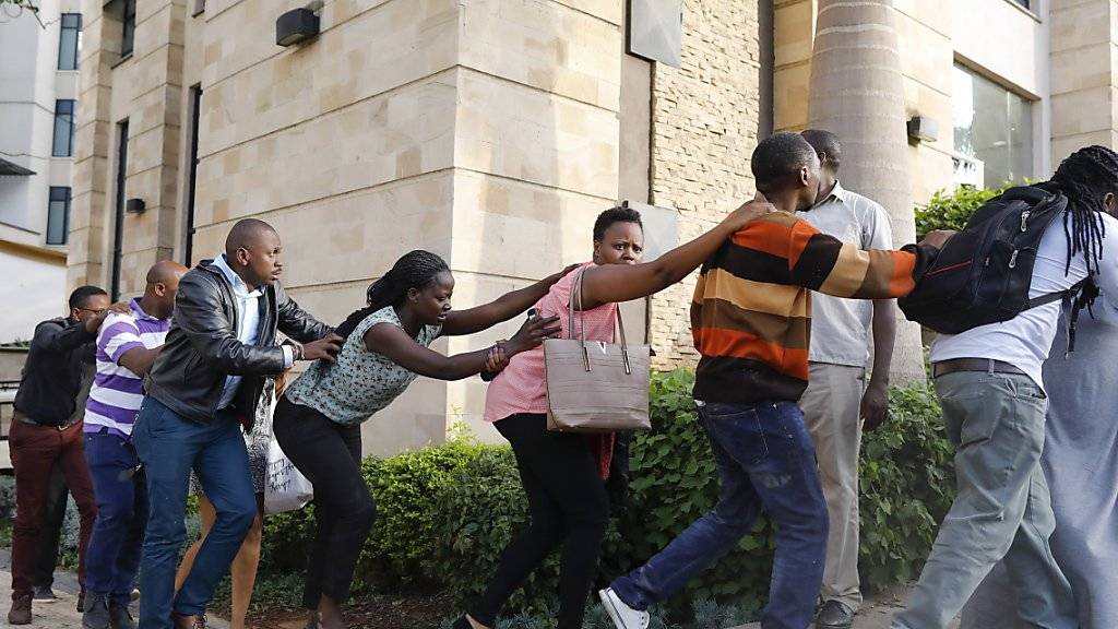 Zahlreiche Menschen werden aus einem Luxushotel in Nairobi geleitet, nachdem auf das Gebäude ein Anschlag verübt worden war.