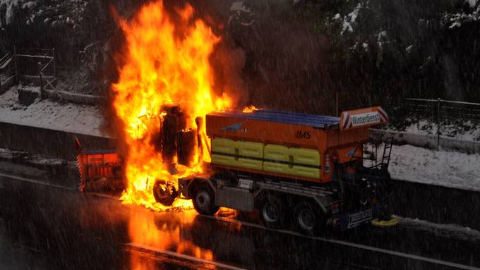 Schneepflug auf Autobahn A4 ausgebrannt