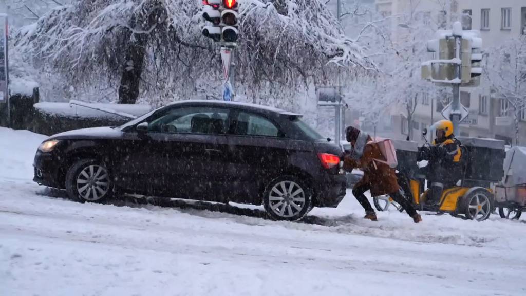Rutschige Strassen wegen starkem Schneefall in der Schweiz