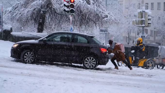 Rutschige Strassen wegen starkem Schneefall