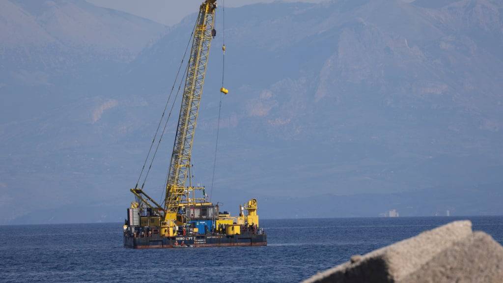 Der Lastkahn Hebo Lift 2 ist am Ort des Schiffbruchs der Superjacht Bayesian vor der Insel Sizilien im Einsatz. Foto: Alberto Lo Bianco/LaPresse/AP/dpa