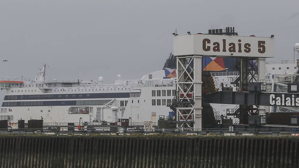 Eine Fähre im Hafen von Calais. Foto: Michel Spingler/AP/dpa