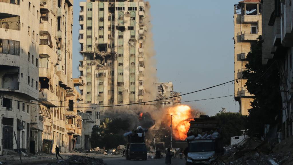 dpatopbilder - Rauch und Feuer steigen nach einem israelischen Luftangriff in Gaza auf. Foto: Yousef Al Zanoun/AP/dpa