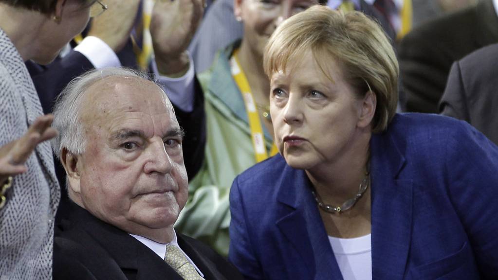 Der ehemalige deutsche Bundeskanzler Helmut Kohl und die Bundeskanzlerin Angela Merkel haben wesentlich zur heutigen Rolle des Euro in der Weltwirtschaft beigetragen. (Archivbild)