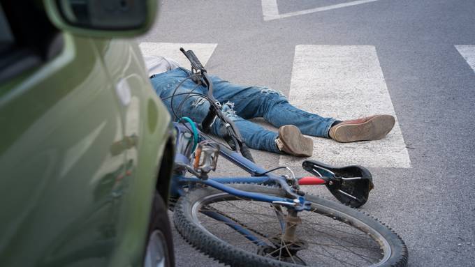 Fahrradfahrer von Auto angefahren