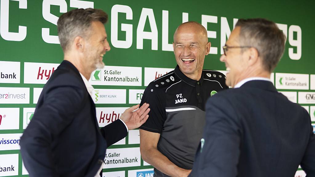 Der FC St.Gallen hat gut lachen: Sportchef Alain Sutter, Trainer Peter Zeidler und Präsident Matthias Hüppi (von links nach rechts).