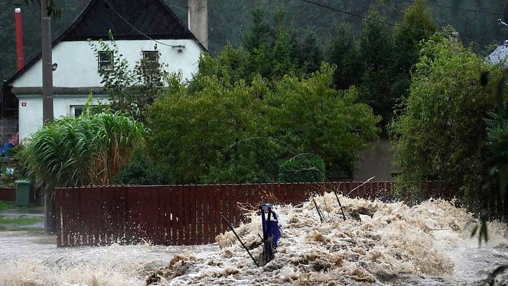 Trümmer sammeln sich auf einem kleinen Überweg am Fluss Opavice. In Tschechien laufen die Schutzmaßnahmen vor Überschwemmungen auf Hochtouren. Foto: Petr David Josek/AP