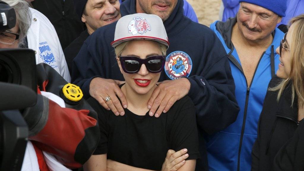 Lady Gaga, Mitte, und ihr Verlobter, der «Chicago Fire»-Star Taylor Kinney (dahinter) am Sonntag beim Polar Plunge.