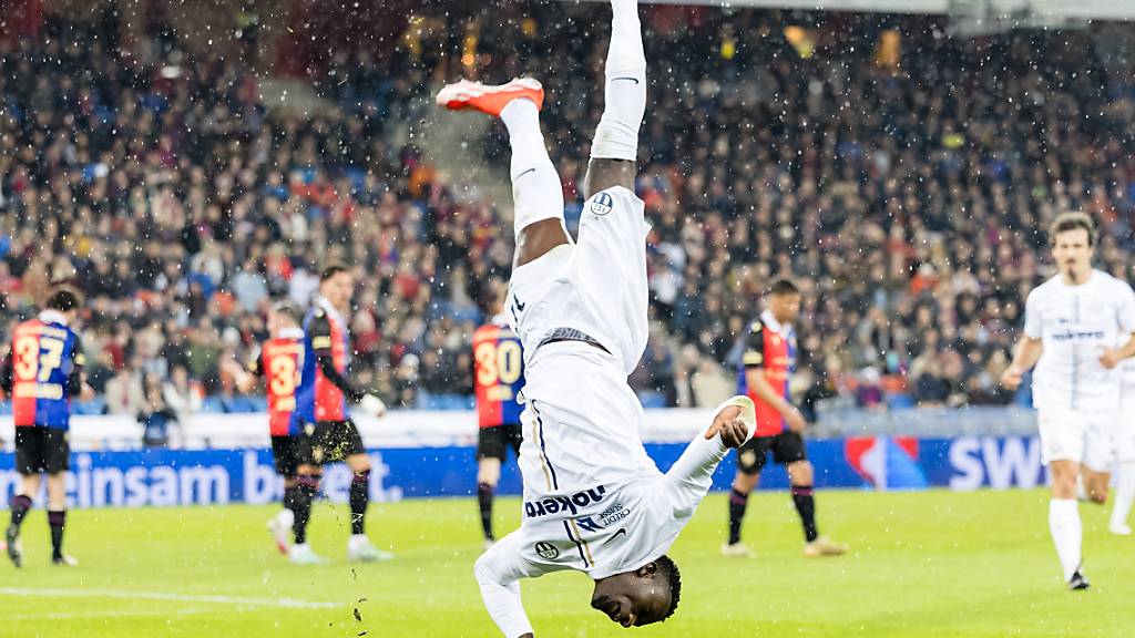 Zürichs Cheick Conde demonstriert nach seinem Ausgleich zum 2:2 seine Fähigkeiten als Akrobat - Sieger gibt es im St.-Jakob-Park keinen