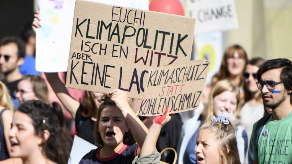 «Euchi Klimapolitik isch en Witz» - Die Schweizer Klimabewegung fühlt sich von der Politik im Stich gelassen und will deshalb nun selber Massnahmen erarbeiten und Lösungen aufzeigen. (Archivbild)