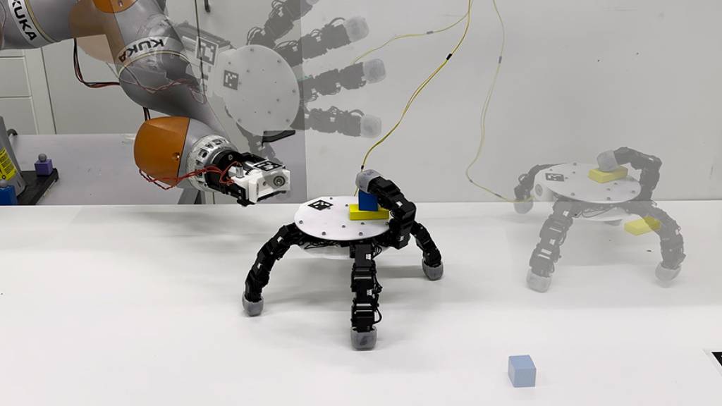 Die Roboterhand löst sich vom Arm und krabbelt dann selbstständig zu Gegenständen.