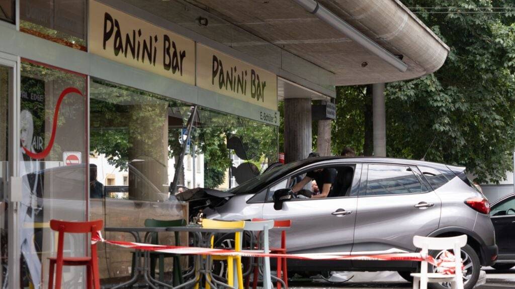Eine Automobilistin fuhr bei einem Selbstunfall in das Schaufenster einer Bar in Biel.