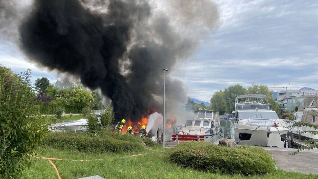 Brand im Hafen von Pfäffikon SZ zerstört drei Boote