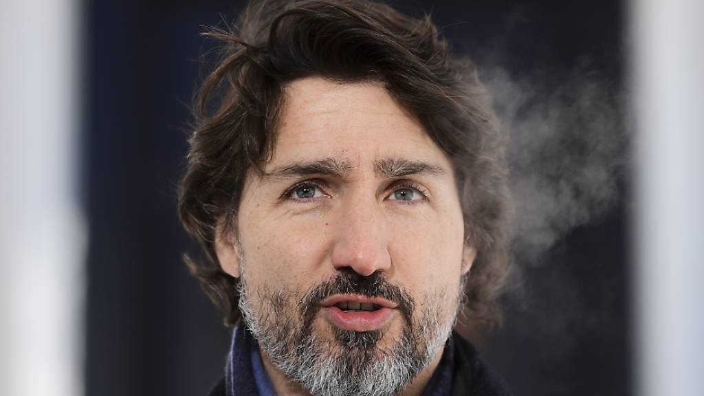 Justin Trudeau, Premierminister von Kanada, spricht auf einer Pressekonferenz. Kanada hat in der Corona-Pandemie aus Sorge vor einer Verbreitung der Virusmutationen weitere Reisebeschränkungen erlassen. Foto: Sean Kilpatrick/The Canadian Press/AP/dpa