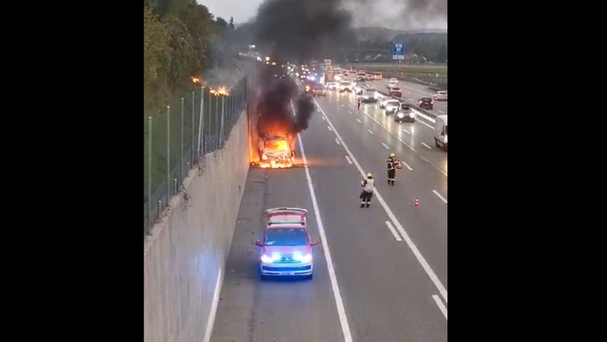 Lieferwagen fängt Feuer – Fahrer leicht verletzt