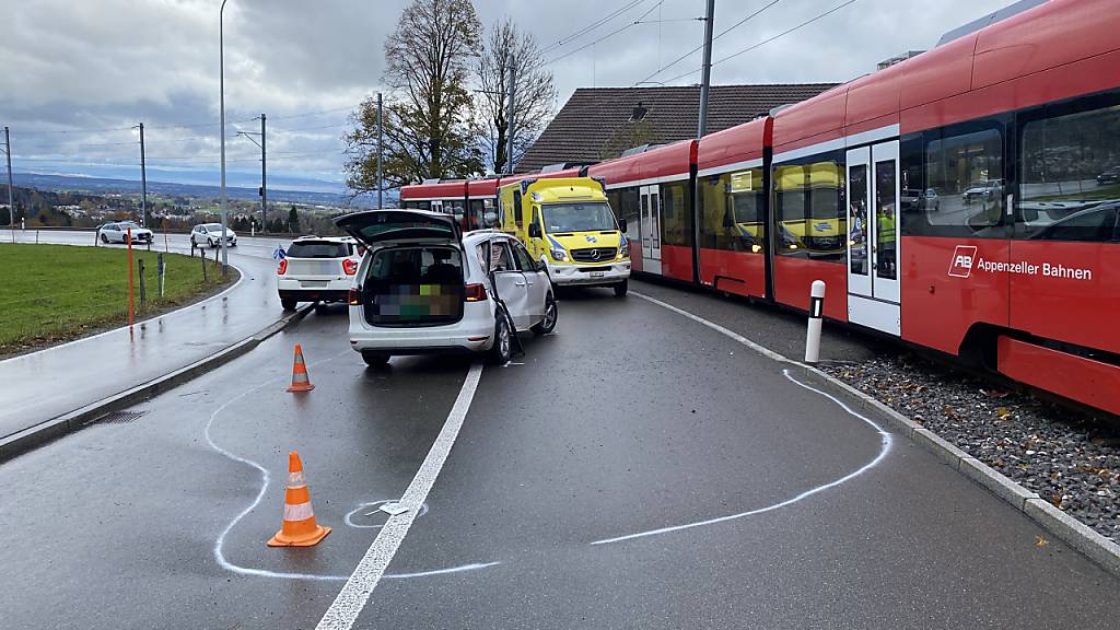 Bei der Kollision von einem Auto mit einem Zug verletzte sich am Freitagnachmittag in St. Gallen eine Beifahrerin des Autos.