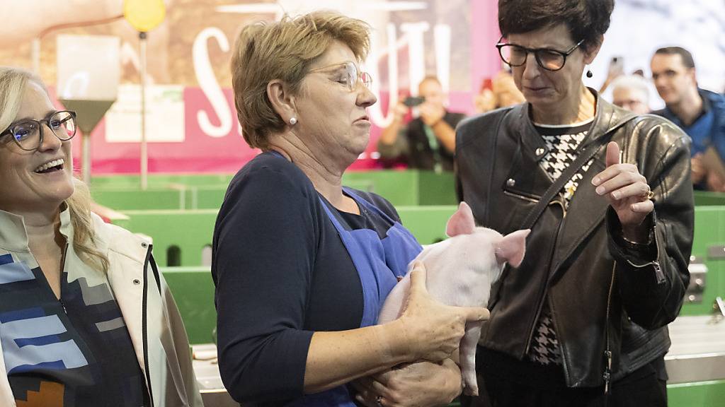 Olma-Säuli Leonie zeigte sich wenig erfreut über den Besuch aus Bern. Flankiert wurde Bundespräsidentin Viola Amherd (Bildmitte) von der St. Galler Stadtpräsidentin Maria Pappa (links) und der St. Galler Regierungspräsidentin Susanne Hartmann.