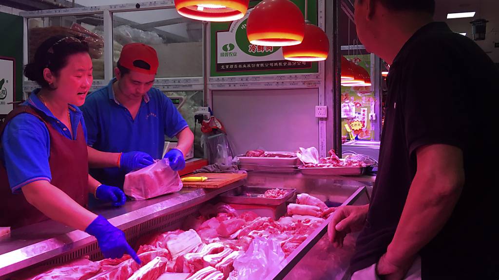 In China ist das Preisniveau überraschend gestiegen - besonders die Preise für Schweinefleisch zogen an. (Archivbild)