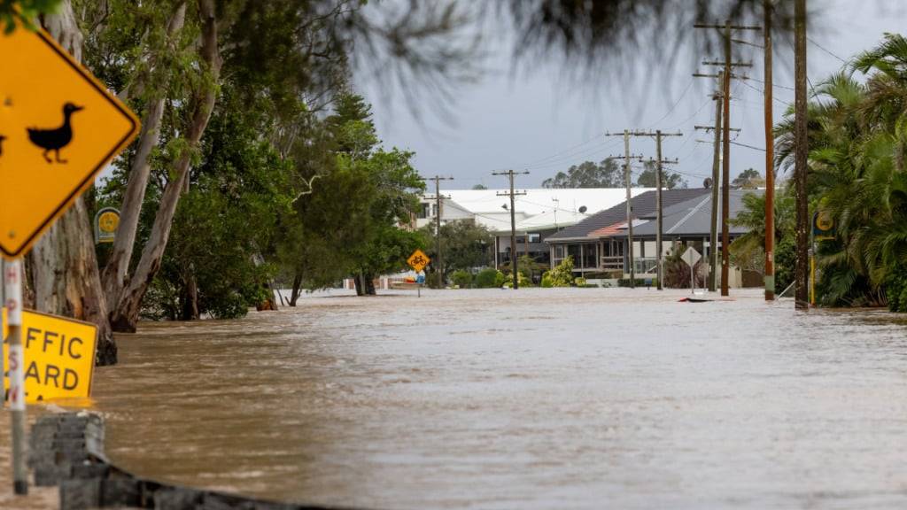 dpatopbilder - Überschwemmungen an der Settlement Point Road in Port Macquarie. An der Ostküste Australiens sind nach heftigen Regenfällen ganze Ortschaften überflutet und teilweise von der Außenwelt abgeschnitten. Foto: Lindsay Moller/AAP/dpa
