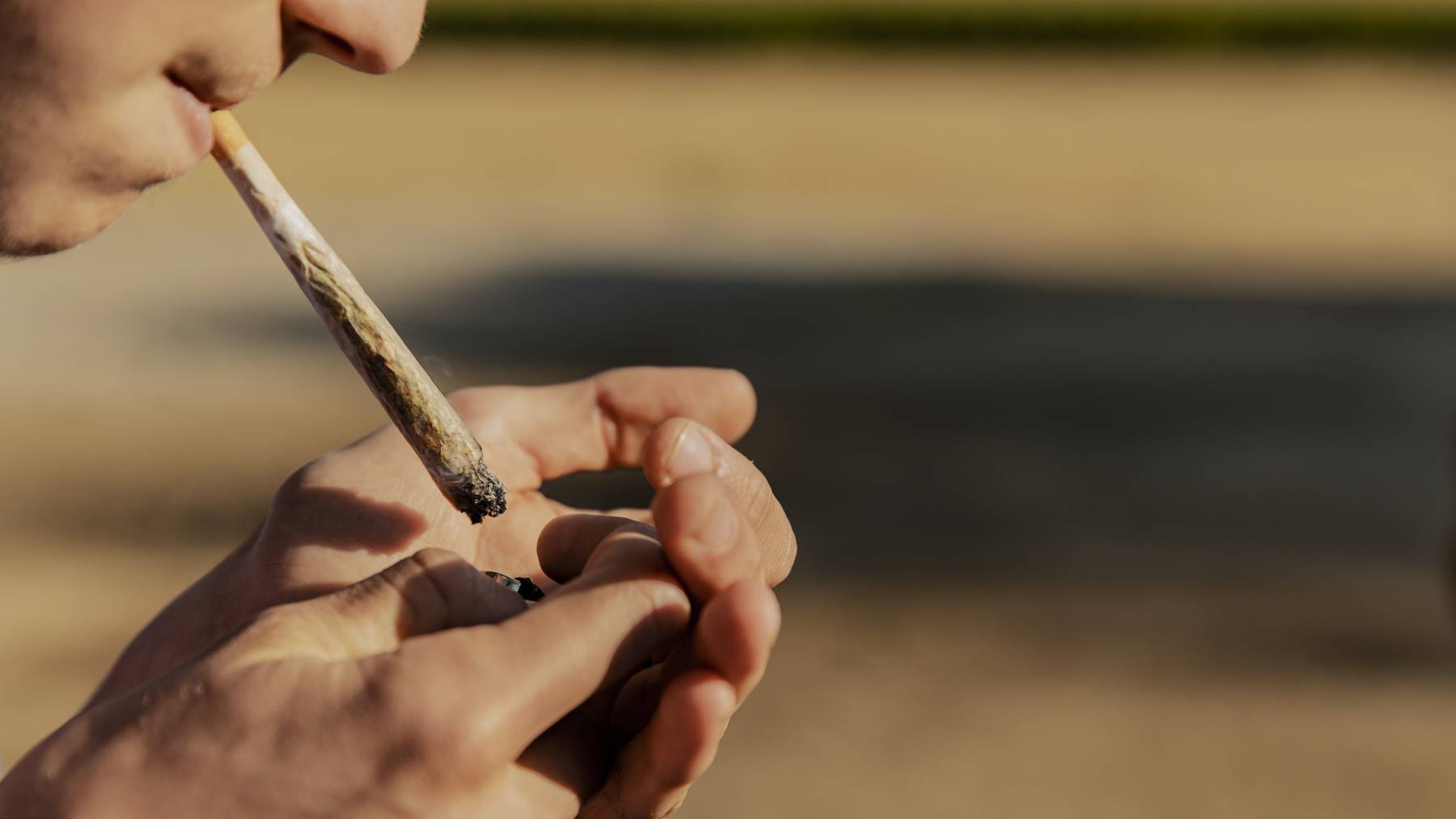 Mann mit Joint im Mund