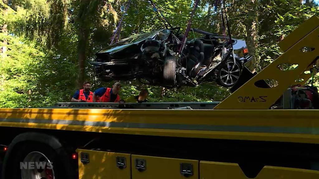 Tödlicher Unfall: Am Gempen prallt ein Autofahrer gegen einen Baum