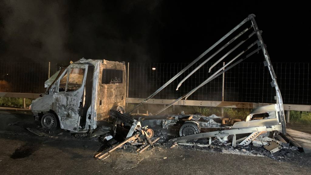 Lieferwagen brennt auf der A1 bei Gunzgen vollständig aus