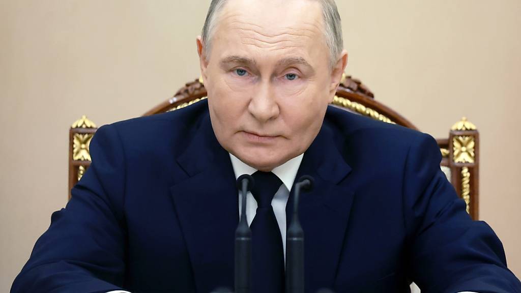 ARCHIV - Der russische Präsident Wladimir Putin während eines Treffens mit Kommandanten. Foto: Vyacheslav Prokofyev/Pool Sputnik Kremlin/AP/dpa