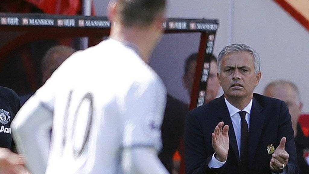 José Mourinho beklatscht den Auftaktsieg von Manchester United