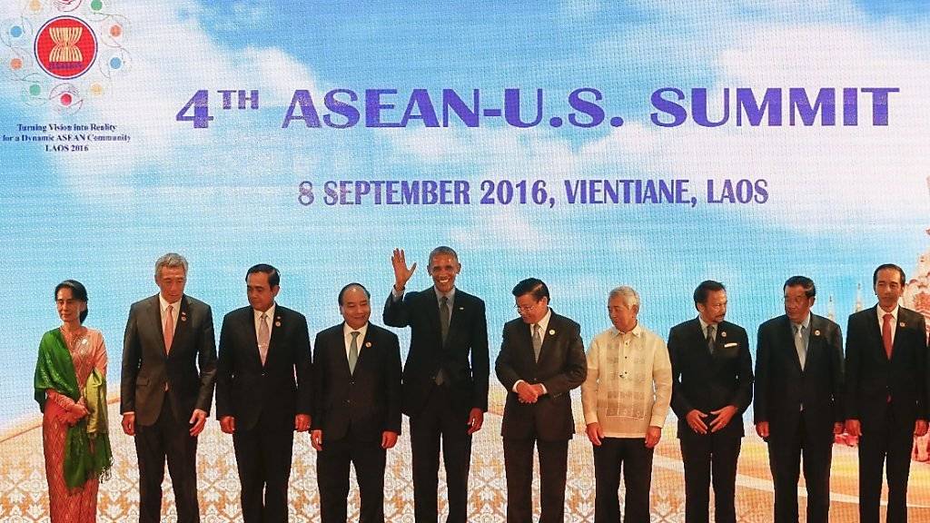 Nicht alle Staatsoberhäupter sind auf dem Gruppenfoto des ASEAN-Gipfels zu sehen. Der Philippinische Präsident Duterte fehlt wegen Migräne.
