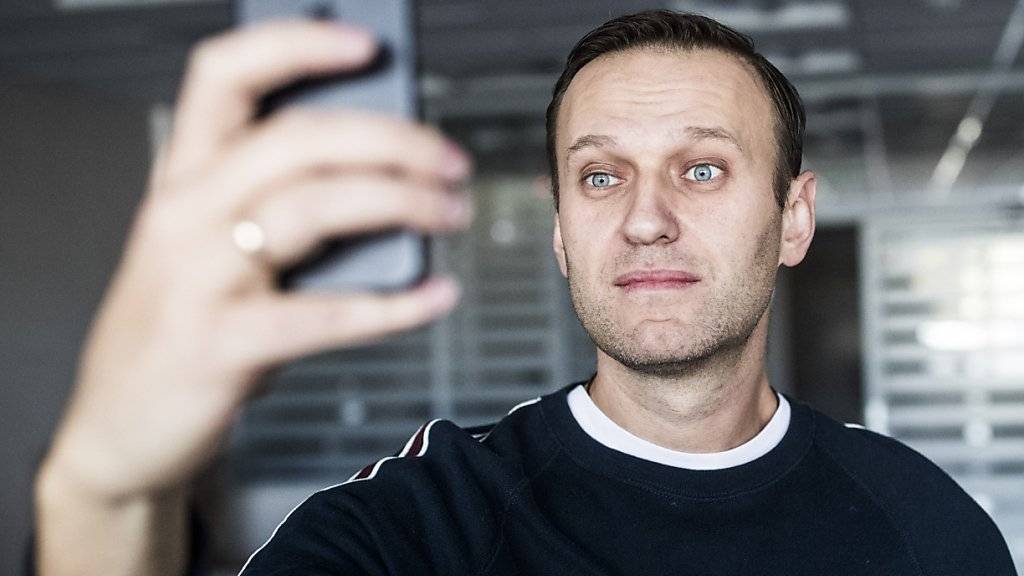 Der russische Oppositionspolitiker Alexej Navalny macht nach seiner Entlassung aus dem Gefängnis ein Selfie in seinem Büro.