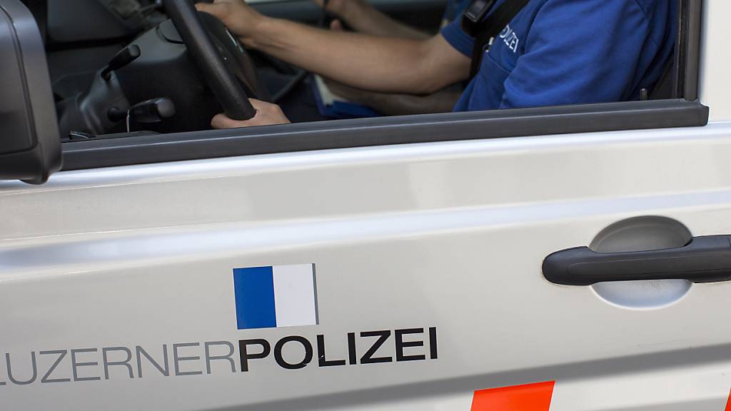 Die Luzerner Polizei fasste einen Autofahrer, der in Emmenbrücke eine E-Bike-Fahrerin anfuhr.