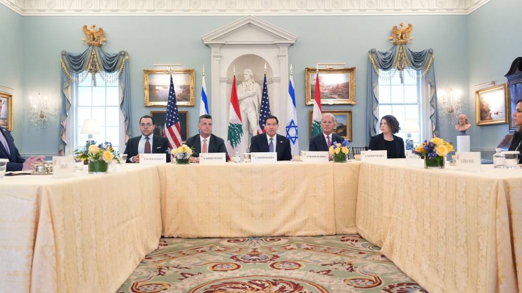 US-Außenminister Marco Rubio (M) trifft sich mit dem israelischen Botschafter in den USA, Jechiel Leiter (ganz links) und der libanesischen Botschafterin in den USA, Nada Hamadeh Moawad (ganz rechts) in Washington. Foto: Jacquelyn Martin/AP/dpa