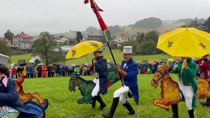 So sieht es aus, wenn Zünfter mit Steckenpferden um den Böögg reiten