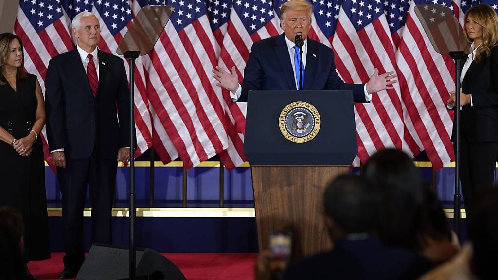 US-Präsident Donald Trump bei seinem Auftritt in der Wahlnacht. Foto: Evan Vucci/AP/dpa
