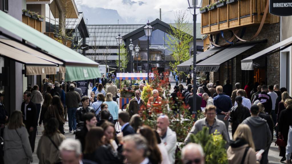 Rund zwei Millionen Menschen besuchen jedes Jahr die Einkaufsstrasse in Landquart. Nach der Erweiterung verfügt das Fashion Outlet über rund 100 Ladenflächen.