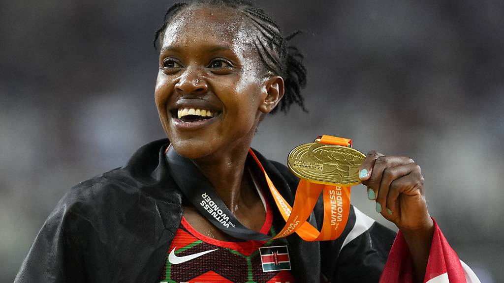Die kenianische Weltrekordhalterin Faith Kipyegon nach ihrem Gold-Lauf über 1500 m