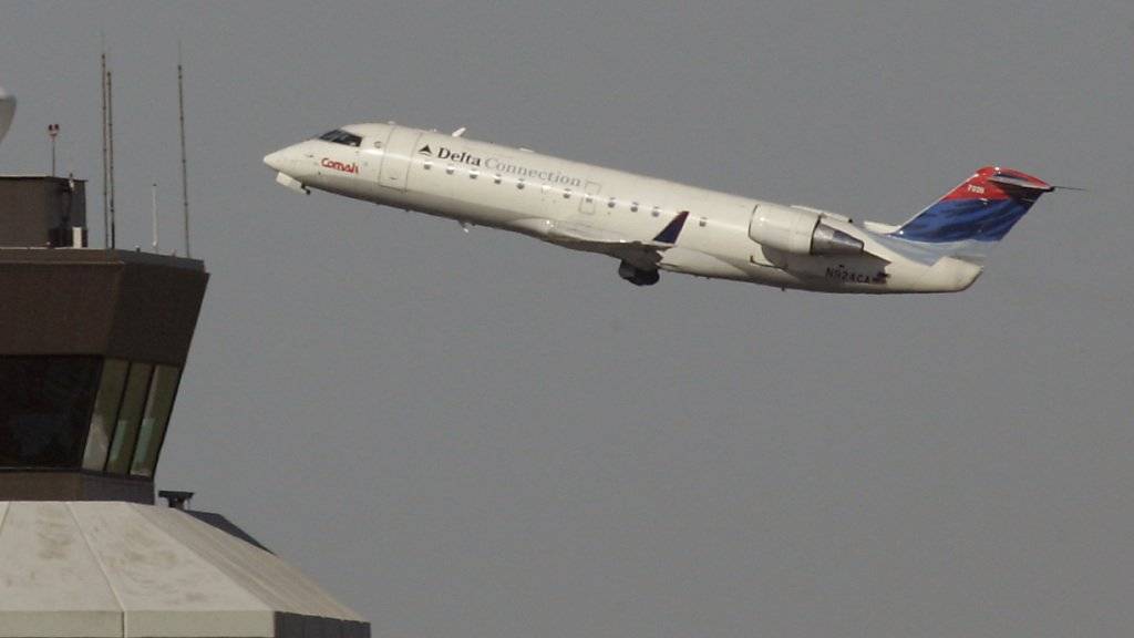 Bombardier trennt sich von seinem Geschäft mit grossen Verkehrsflugzeugen - im Bild ein Bombardier CRJ-200 Regionaljet. (Archivbild)