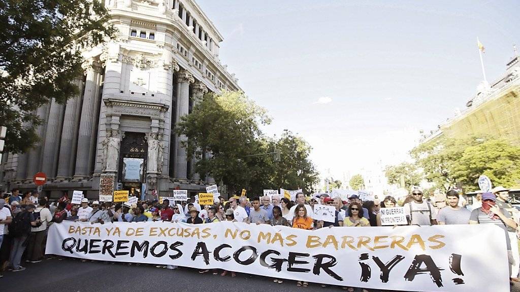 Mehrere tausend Demonstranten haben am Samstag in Madrid die spanische Regierung aufgefordert, mehr Flüchtlinge aufzunehmen.