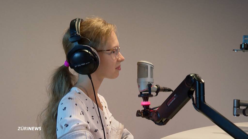 Julie macht Radio als Ferienjob